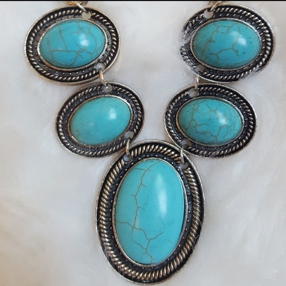🆕 Silver & Faux Turquoise Statement Necklace - Picture 3 of 3